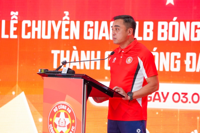 Huấn luyện viên Nguyễn Đức Thắng thể hiện quyết tâm thăng hạng V.League mùa tới. Ảnh: CLB CAND