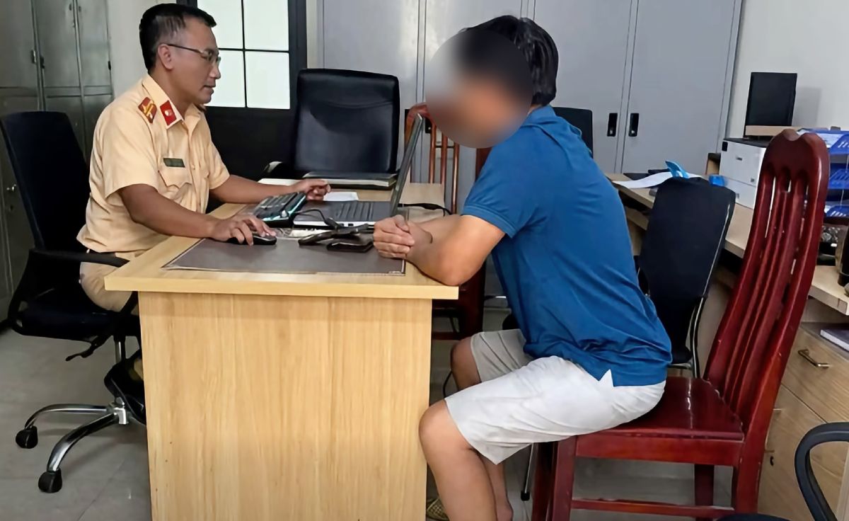 Traffic police fine drivers for driving in the wrong lane or lane and changing lanes without prior notice. Photo: Ninh Binh Provincial Police Traffic Police Department