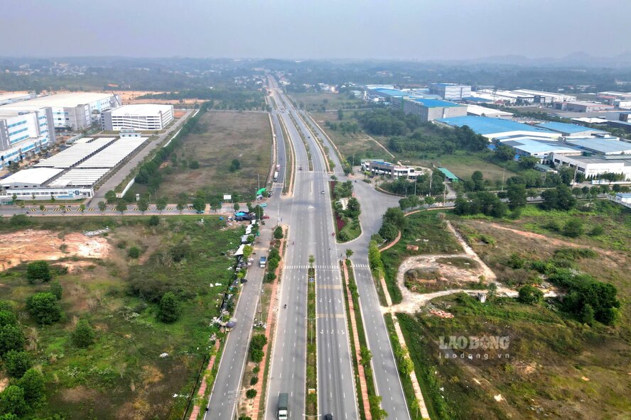 Hung Vuong route passes through Phu Ha industrial park in Phu Tho ward and Phong Chau ward. Photo: To Cong
