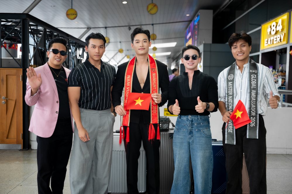 Đại diện Việt Nam tranh thủ trò chuyện và ghi lại những khoảnh khắc kỷ niệm cùng bạn bè, đồng nghiệp trước giờ mở thủ tục xuất cảnh. Ảnh: Huy Trần