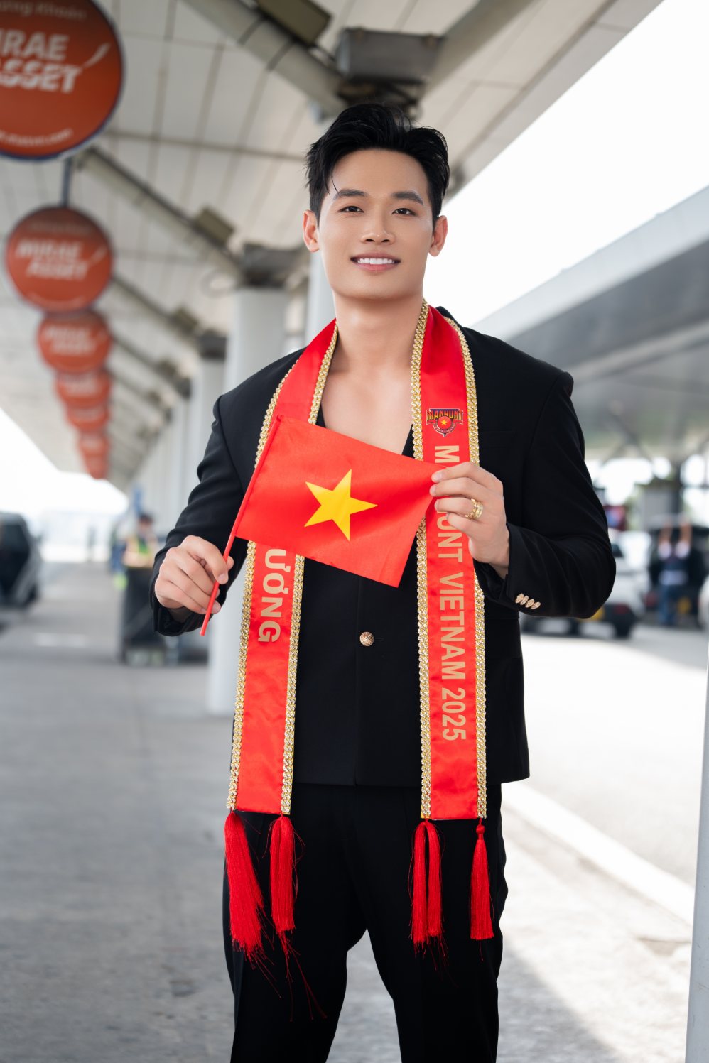 Trần Tiến Dũng rạng rỡ xuất hiện tại sân bay Tân Sơn Nhất, sẵn sàng lên đường sang Sri Lanka dự thi Manhunt International 2026. Ảnh: Huy Trần