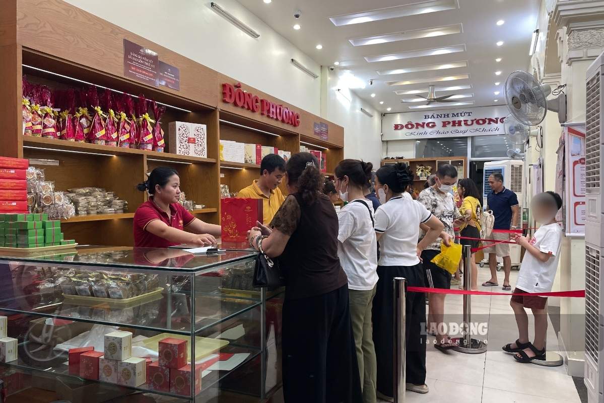 Many people take advantage of buying mooncakes early to avoid queuing. Photo: Thanh Binh