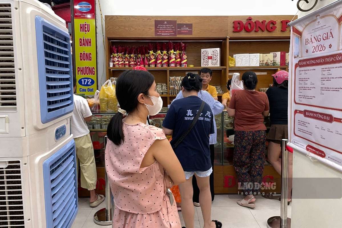 Người dân tham khảo bảng giá bánh trung thu năm 2026 được niêm yết công khai. Ảnh: Thanh Bình