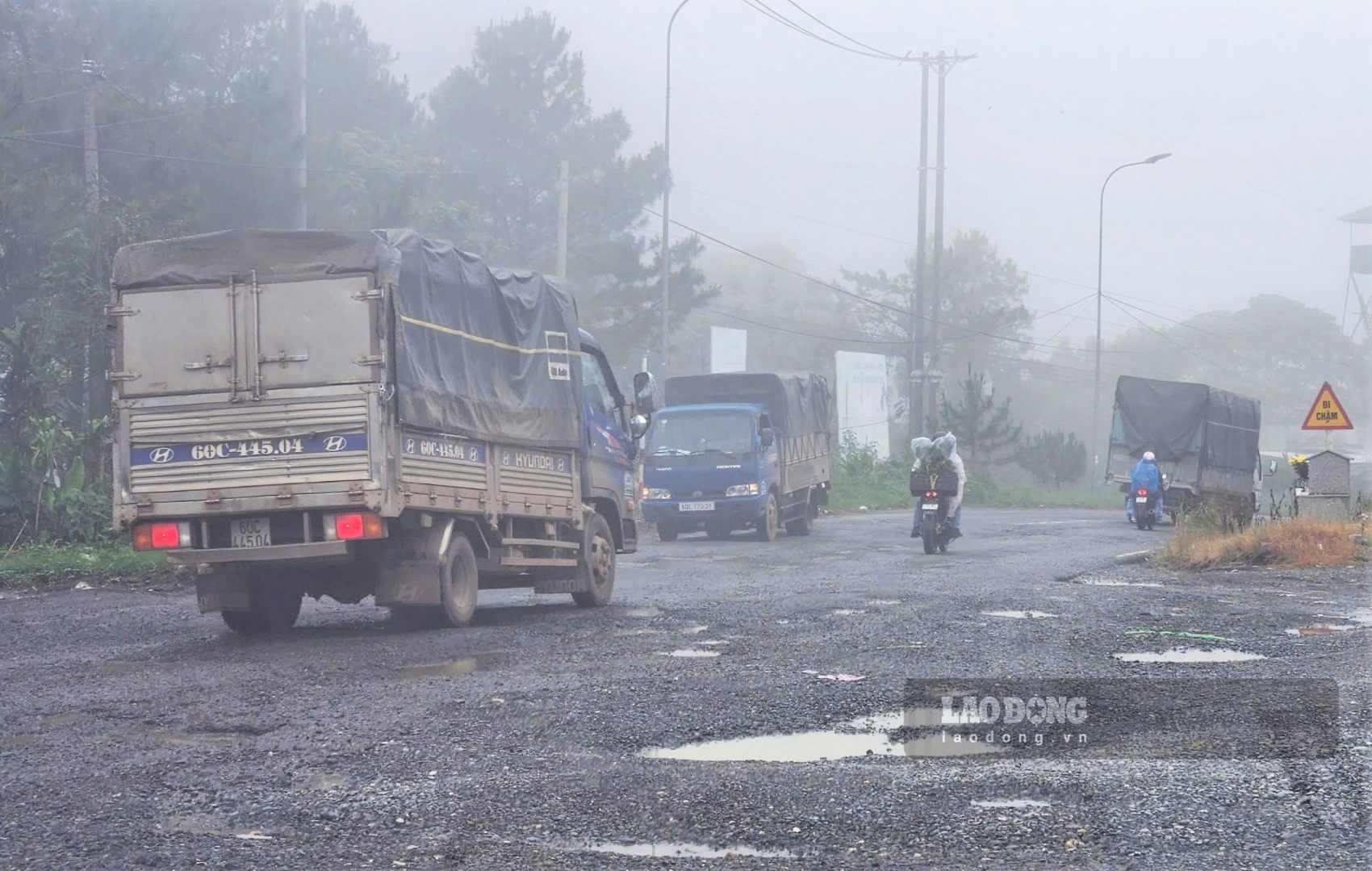 Vào những thời điểm sương mù hoặc trời tối, đoạn đường này tiềm ẩn nguy cơ cao xảy ra tai nạn giao thông. Ảnh: Phúc Khánh