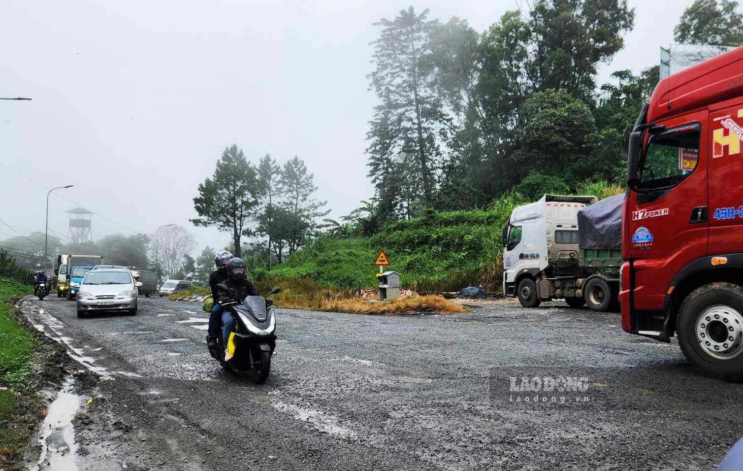Do đường bị hư hỏng, phương tiện lưu thông qua lại cả hai chiều gặp nhiều khó khăn. Ảnh: Phúc Khánh