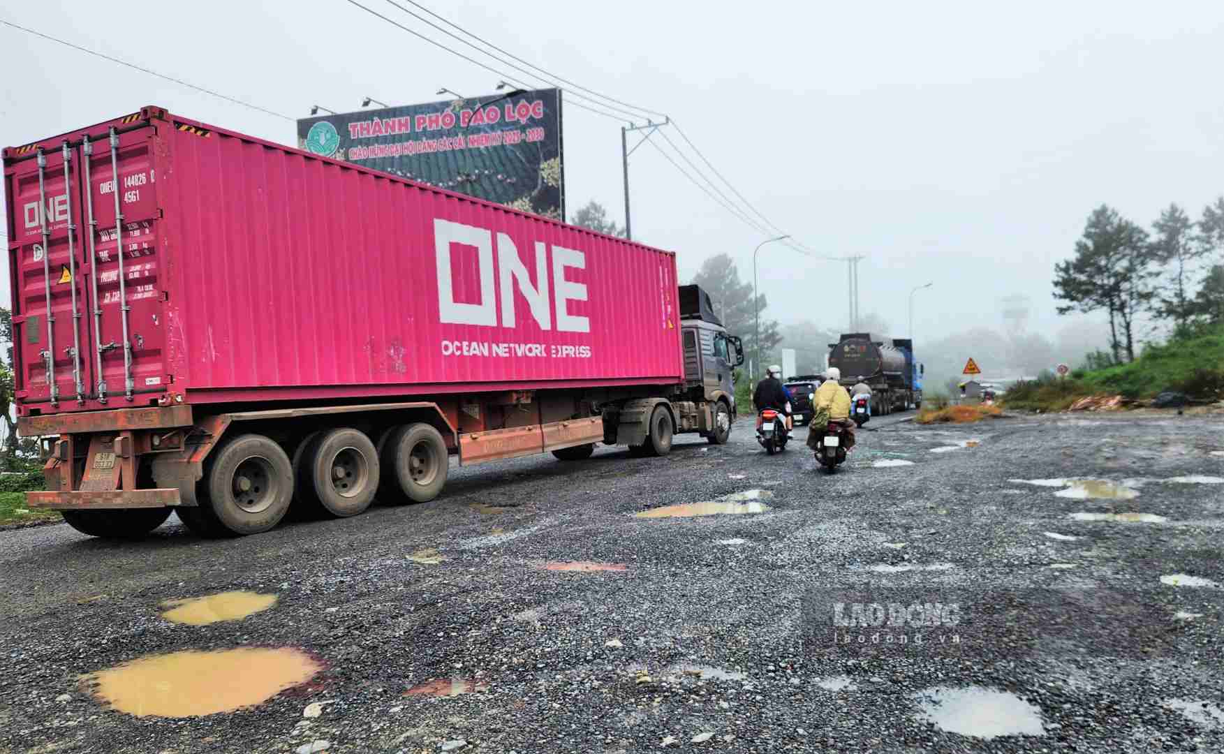 The container truck moving through the damaged road section was shaken and swayed. Photo: Phuc Khanh