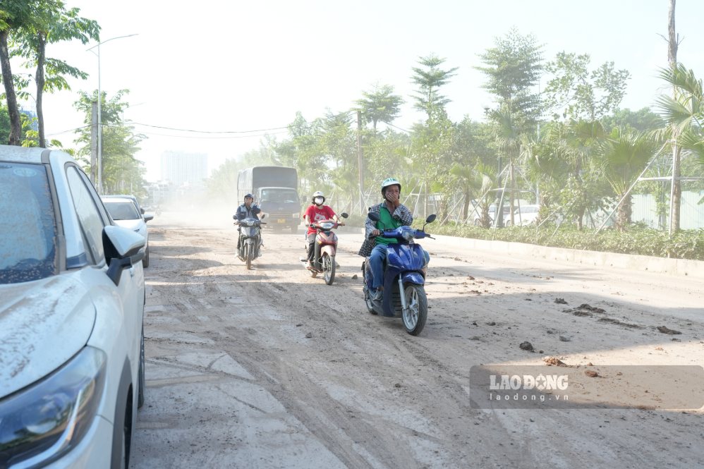 Nhiều người phải dùng tay bịt mũi khi di chuyển qua khu vực đầu tuyến đường Vành đai 2,5 đoạn Đầm Hồng - Quốc lộ 1A (Hà Nội). Ảnh: Sóng Hữu

