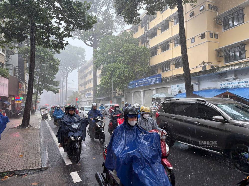 Khu vực đường Nguyễn Trãi cũng đang có mưa lớn. Ảnh: Thái Bảo