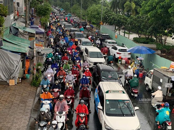 Mưa lớn đúng giờ đi làm, nhiều tuyến đường ở TPHCM ùn ứ