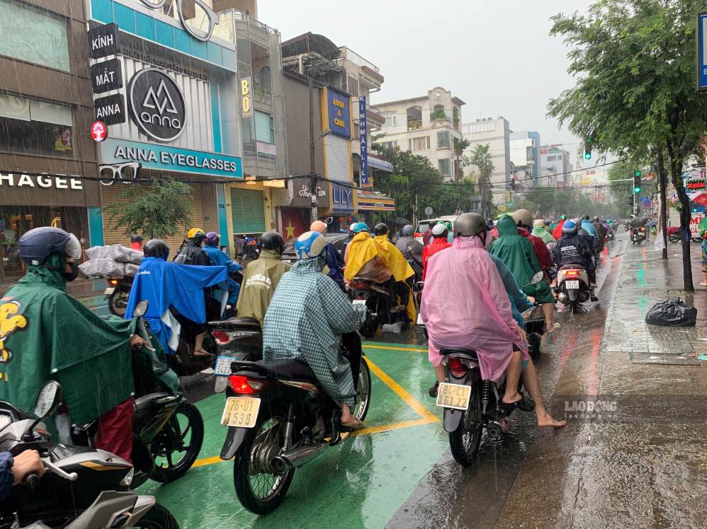 Sáng 30.9, mưa dông có thể khiến nhiều tuyến đường trơn trượt, tầm nhìn của người tham gia giao thông bị hạn chế. Ảnh: Thái Bảo