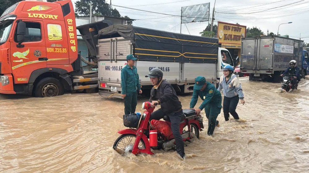 Hỗ trợ người dân khắc phục hậu quả do ngập lụt. Ảnh: Ban CHQS phường Long Thành