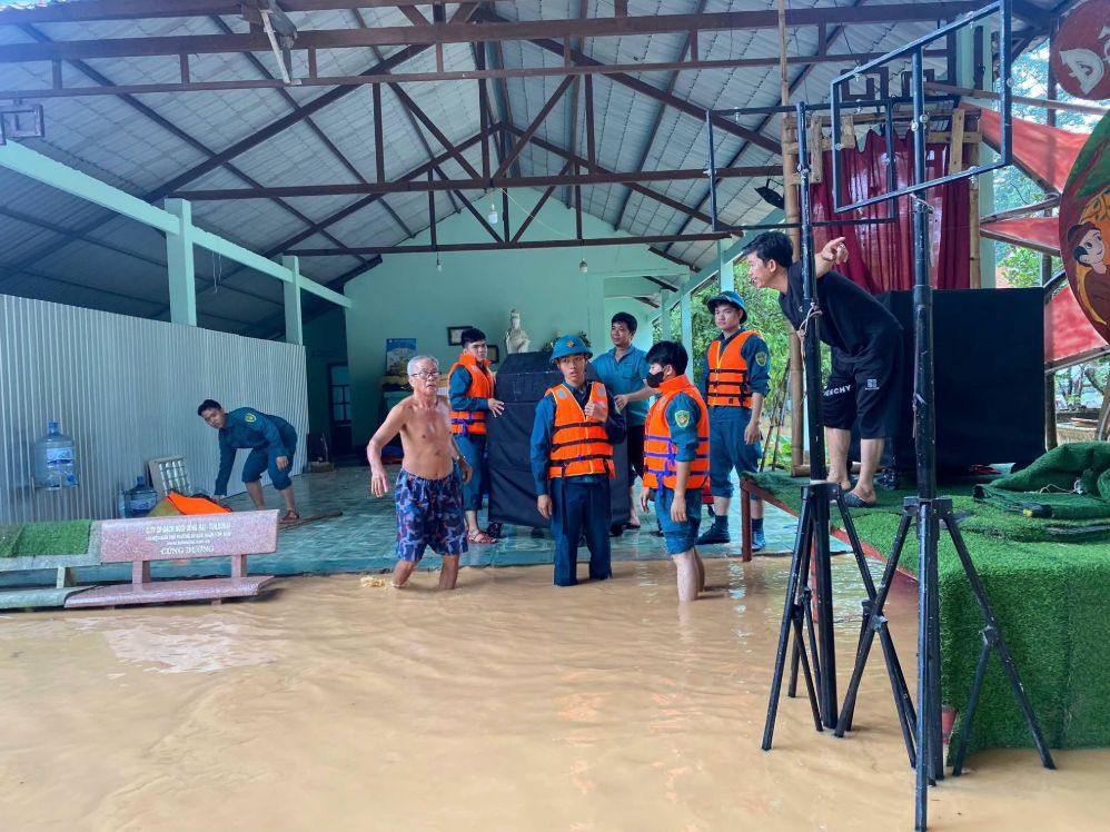 Ban CHQS phường Long Phước hỗ trợ người dân di dời tài sản. Ảnh: Bộ CHQS TP Đồng Nai