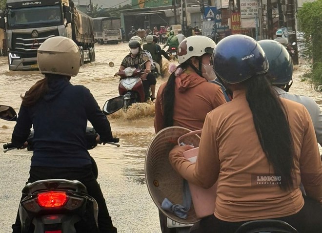 Mưa lớn, đường ngập sâu khiến nhiều công nhân ở Đồng Nai trễ giờ làm