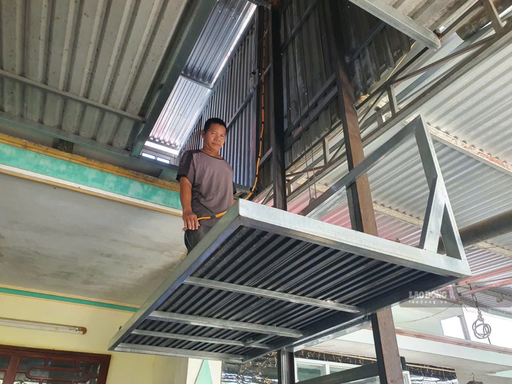 Để căn gác có thể sử dụng khi xảy ra lũ, ông Tuấn tính toán xây cao hơn mực nước từng dâng trong trận lũ năm trước.