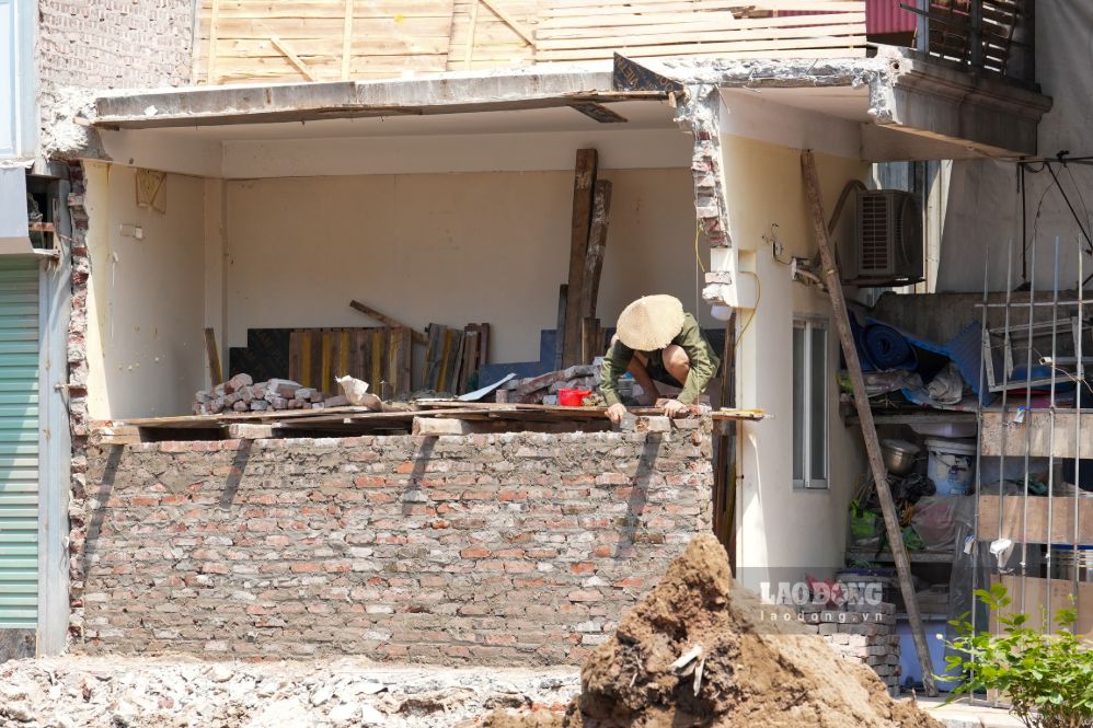 Một số hộ chỉnh trang lại công trình sau giải phóng mặt bằng. Ảnh: Sóng Hữu