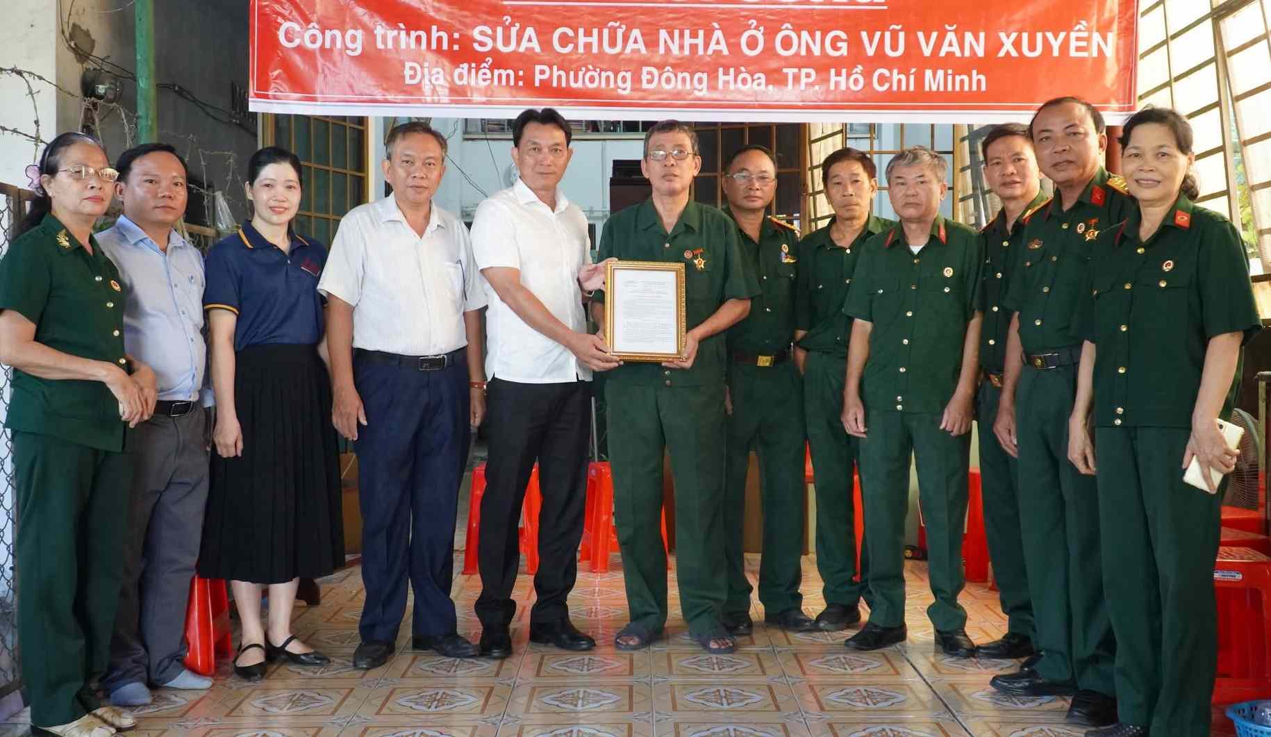 Sửa chữa nhà cho hai gia đình người có công ở phường Đông Hòa