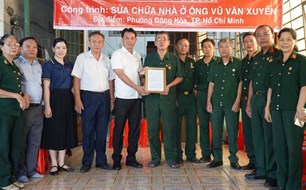 Sửa chữa nhà cho hai gia đình người có công ở phường Đông Hòa