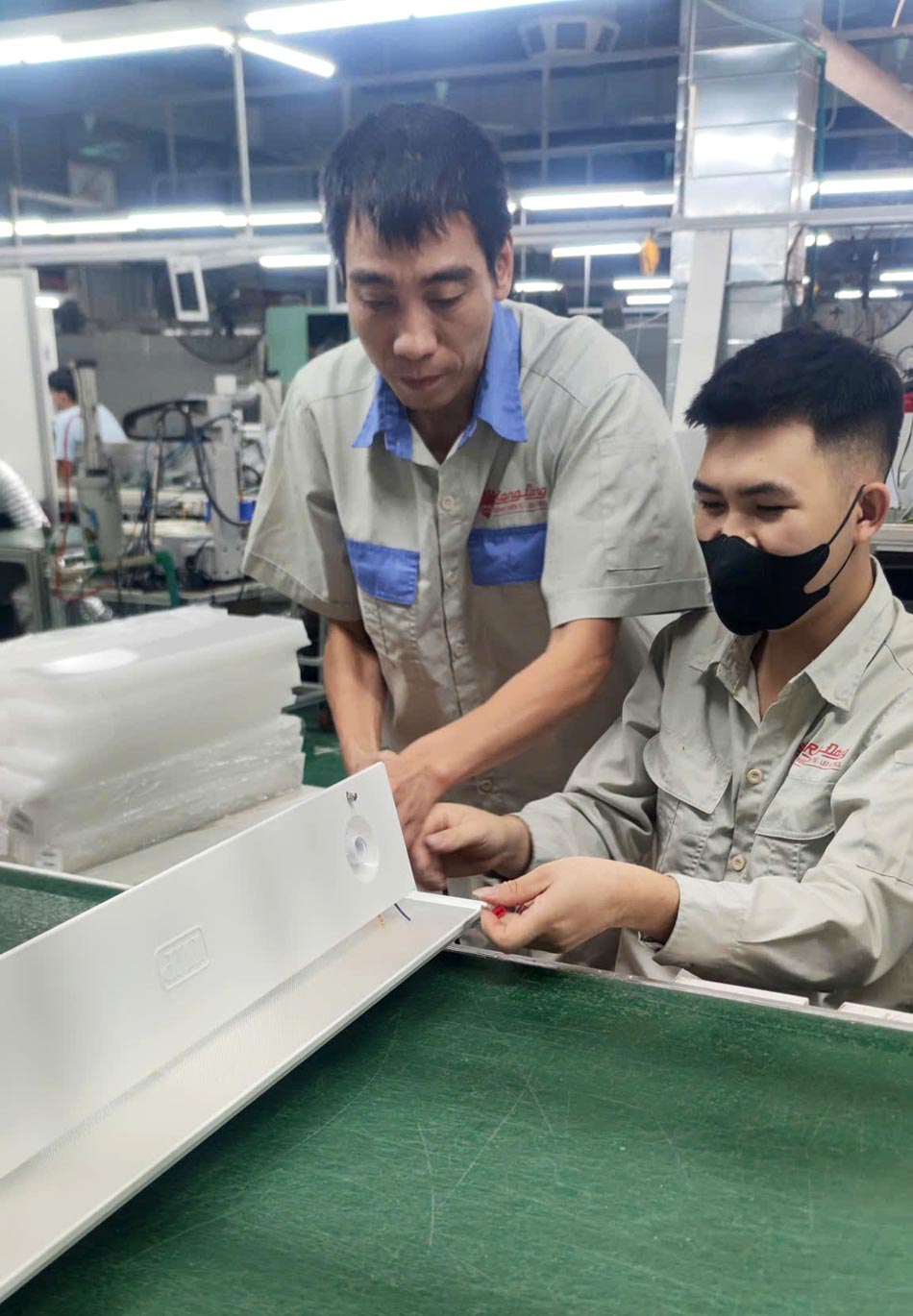 Anh Tưởng Văn Dinh góp phần giúp Công ty Rạng Đông nâng năng suất, tiết kiệm chi phí và thúc đẩy chuyển đổi số. Ảnh: NVCC