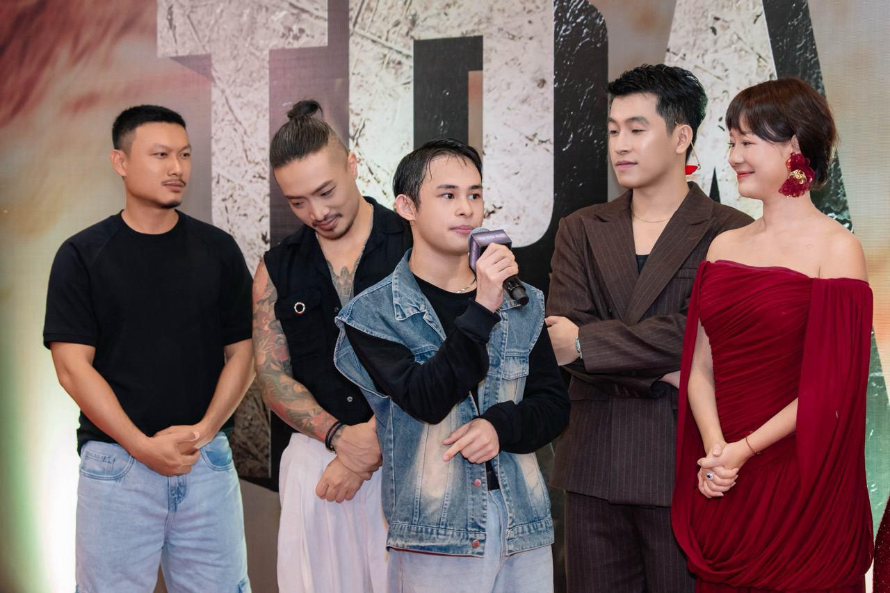 Viết Trường chia sẻ khi tham gia gặp gỡ khán giả. Ảnh: Đoàn phim Trại buôn người.
