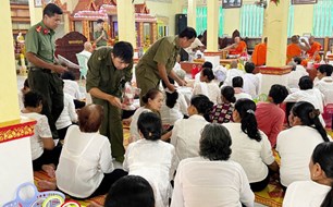 Hơn 300 phật tử được tuyên truyền pháp luật tại chùa Prey Chóp