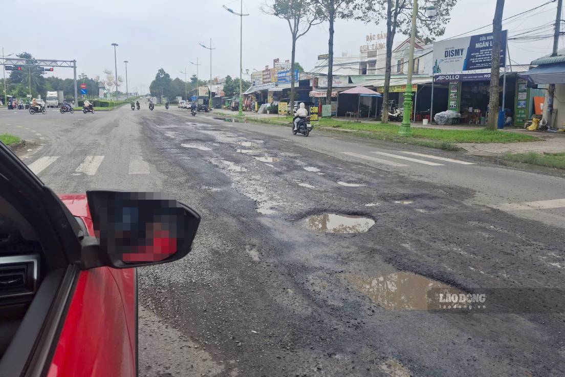Tại khu vực Đền Hùng Cần Thơ xuất hiện nhiều ổ gà, ổ voi. Ảnh: Tạ Quang (ảnh chụp ngày 30.9)