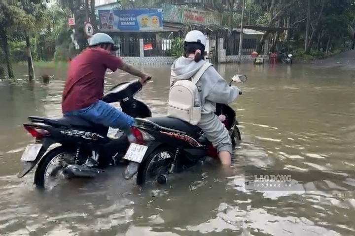 Anh Lâm Thới An chia sẻ khó khăn khi lưu thông trên Đường tỉnh 923. Ảnh: Tạ Quang (ảnh chụp ngày 30.9)