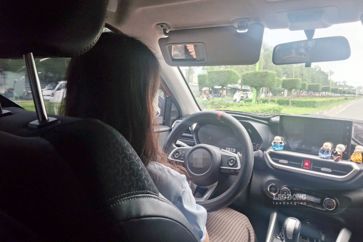 Chị H.T lái xe và chia sẻ mặt đường xuống cấp tại khu vực Đền thờ Vua Hùng. Ảnh: Tạ Quang (ảnh chụp ngày 30.9)