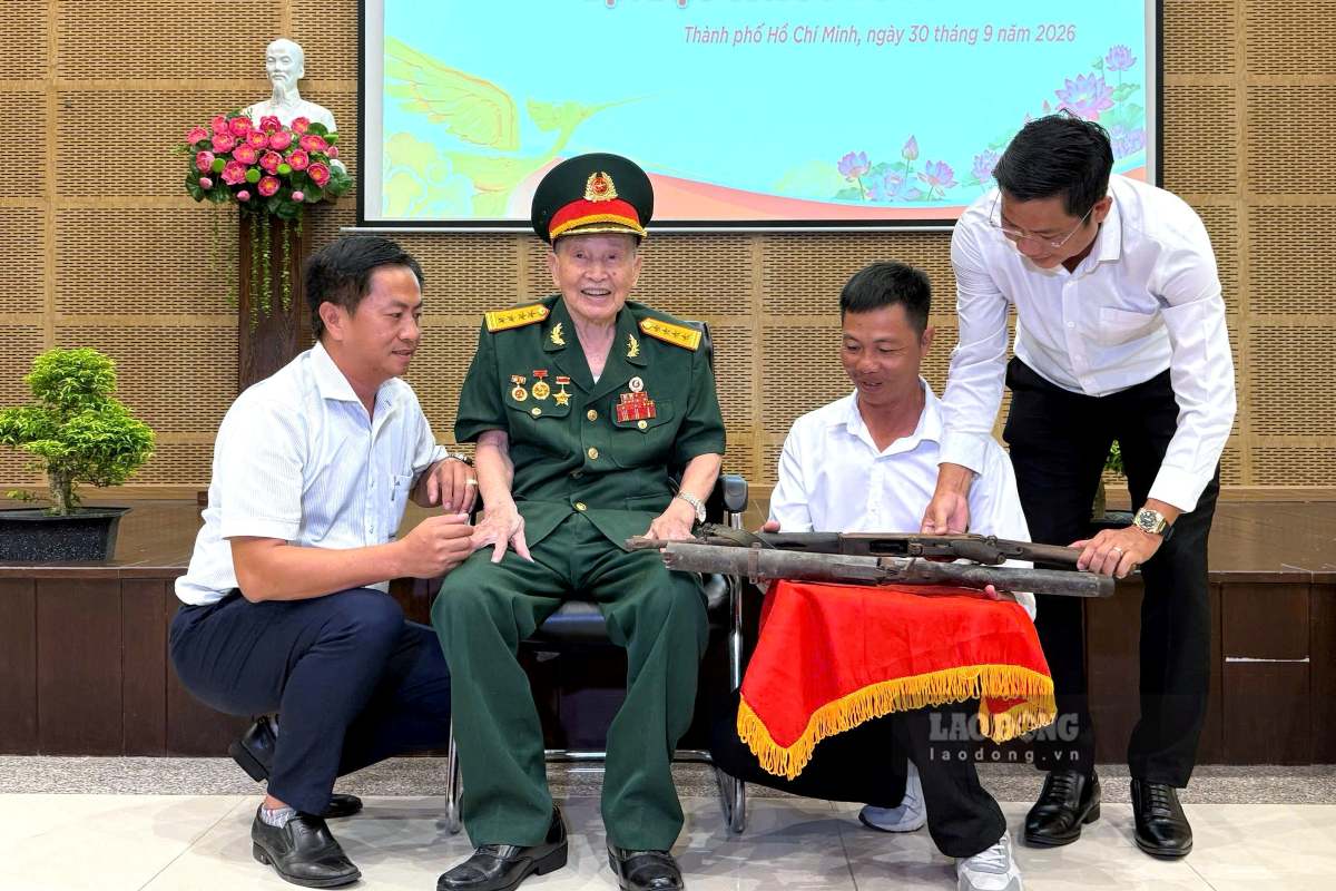 Đại tá Tư Cang trao tặng 2 khẩu súng là kỷ vật chiến tranh cho bảo tàng