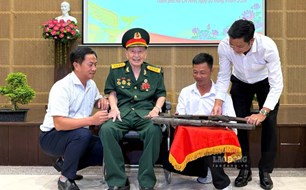 Đại tá Tư Cang trao tặng 2 khẩu súng là kỷ vật chiến tranh cho bảo tàng