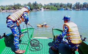 Cán bộ biên phòng hai tuyến biên giới Huế tập huấn cứu hộ, cứu nạn
