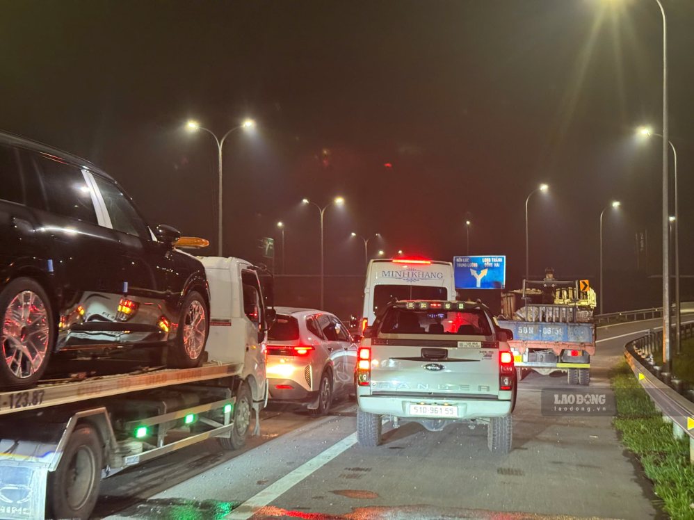 Cao tốc Bến Lức - Long Thành thông xe, các phương tiện bắt đầu di chuyển vào ngày 1.10. Ảnh: HAC