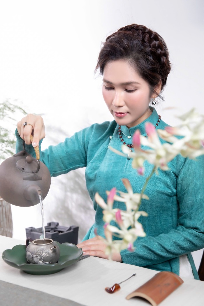NSƯT Như Huỳnh dành thời gian pha trà, tìm khoảng lặng sau những ngày bận rộn với nghệ thuật. Ảnh: Nghệ sĩ cung cấp. 