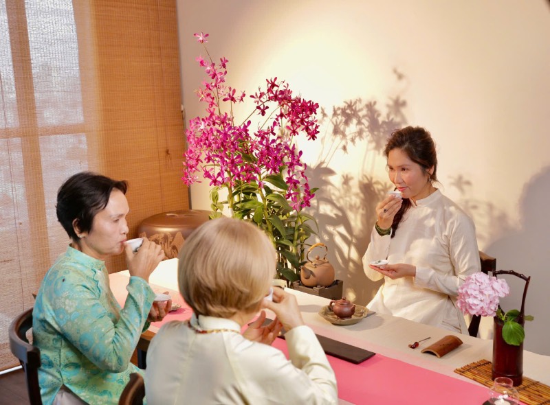 Sentarse con su madre, charlar y disfrutar del té son recuerdos que NSƯT Như Huỳnh siempre aprecia. Foto: Artista proporcionada.
