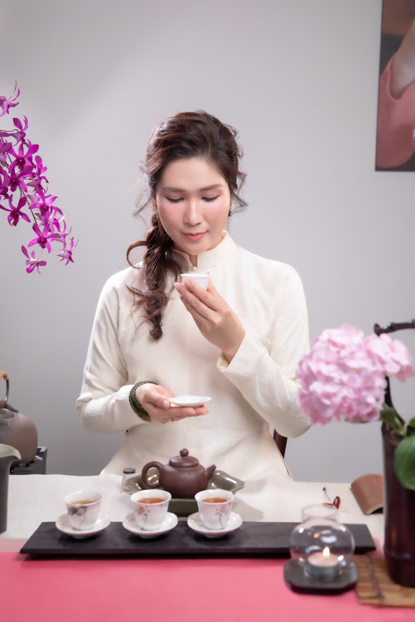 NSƯT Như Huỳnh xem việc pha trà như một cách nhắc bản thân sống chậm và biết thưởng thức cuộc sống. Ảnh: Nghệ sĩ cung cấp.
