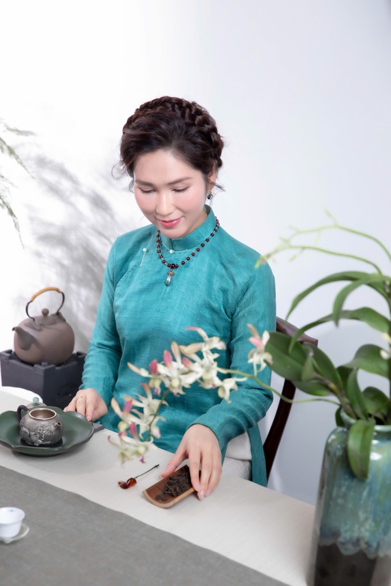 Phía sau ánh đèn sân khấu, NSƯT Như Huỳnh tìm sự cân bằng từ gia đình và những điều giản dị trong cuộc sống. Ảnh: Nghệ sĩ cung cấp.