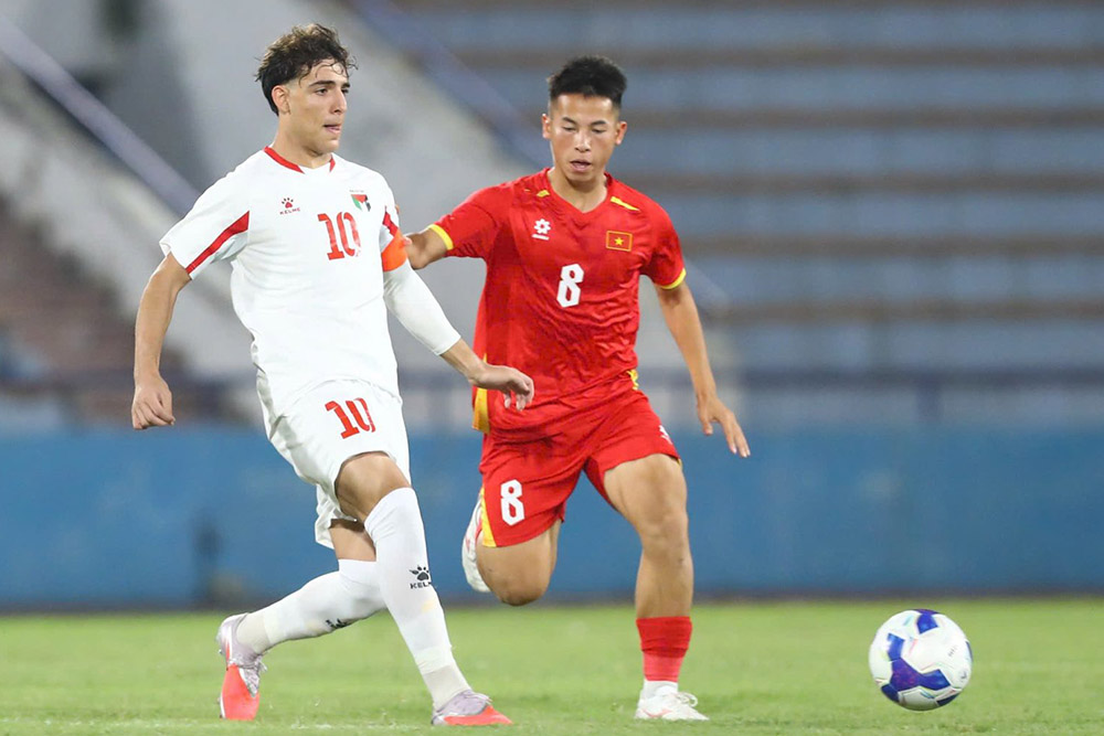 U20 Palestine (white shirt) effectively took advantage of the opportunity to win 2-1 against U20 Vietnam. Photo: VFF