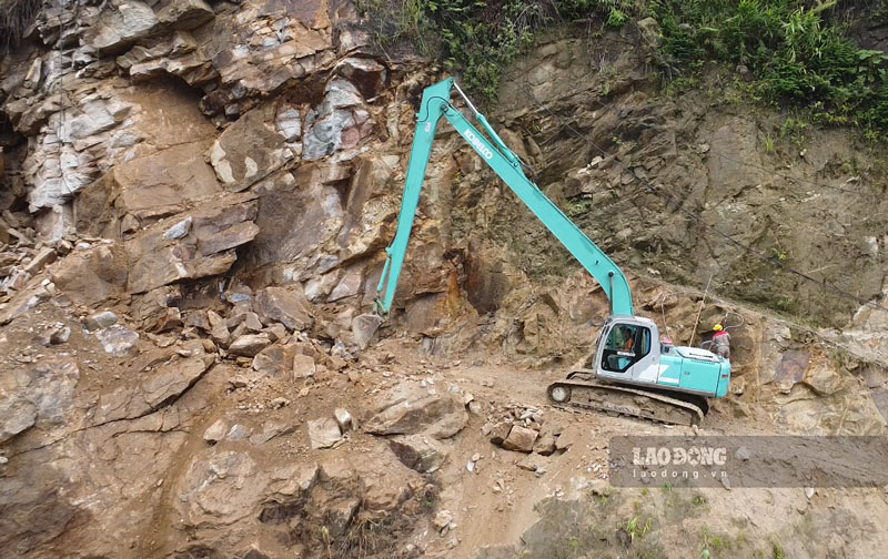 Máy móc được huy động thi công tuyến đường nối Bắc Hà với Bản Liền. Ảnh: Đinh Đại