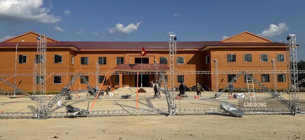 Công tác chuẩn bị cho lễ khai giảng năm học 2026 - 2027 tại Trường Phổ thông nội trú liên cấp Tiểu học và THCS Tri Lễ đang được hoàn tất. Ảnh: Duy Chương