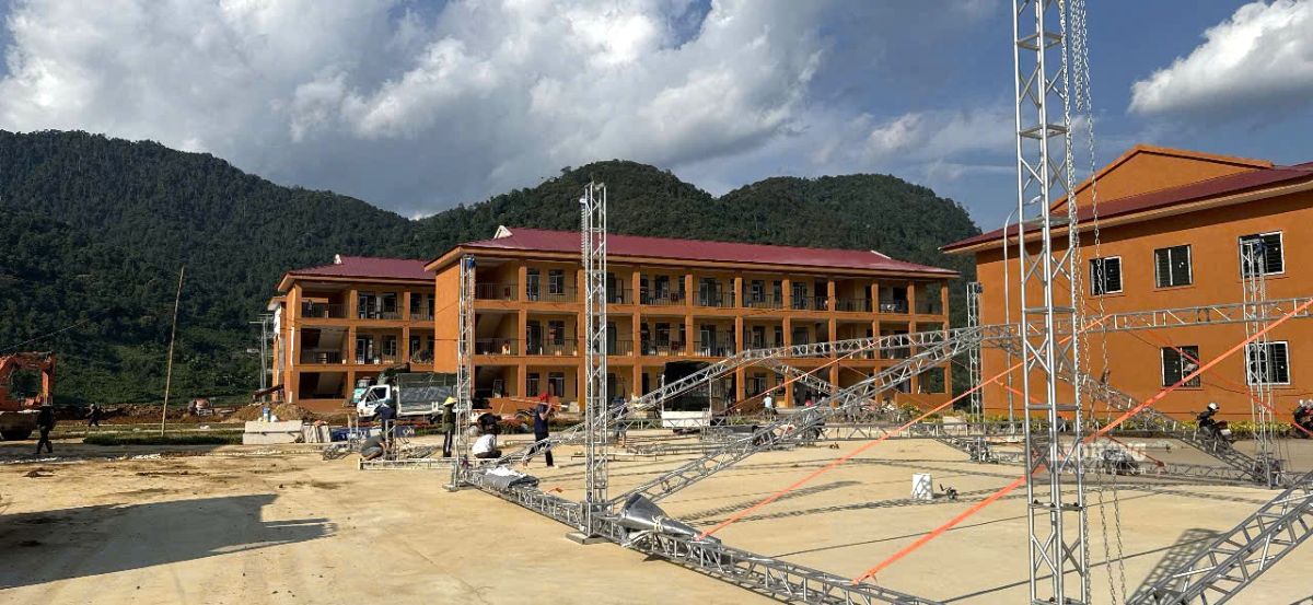Rạp che, hệ thống âm thanh và các điều kiện phục vụ lễ khai giảng ngày 5.9 đang được khẩn trương lắp đặt tại Trường Phổ thông nội trú liên cấp Tiểu học và THCS Tri Lễ. Ảnh: Duy Chương