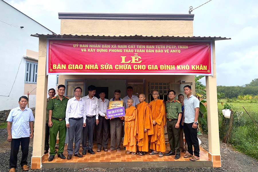 Nam Cat Tien Commune Police (Dong Nai) coordinated with the Party Committee, local authorities and Phap Son Zen Monastery to hand over the house after repair to Mr. Le Quy Men and his wife. Photo: E-Portal of Dong Nai City Police