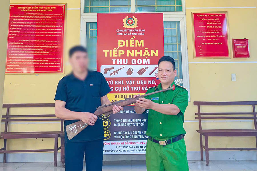 Nam Tuan Commune Police (Cao Bang) receive weapons, explosives and firecrackers voluntarily handed over by people. Photo: E-Portal of Cao Bang Provincial Police