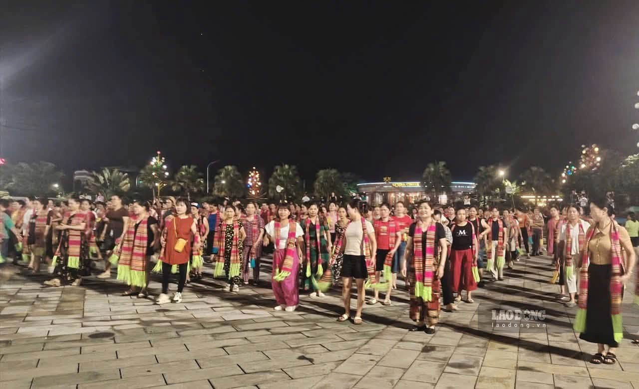 Các cô gái Thái nắm tay nhau cùng xòe.