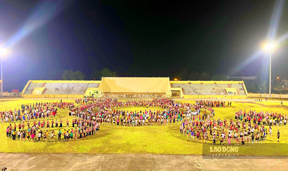 Muong Lo counts down the big festival with a circus of 2,026 people. Photo: Hong Duyen