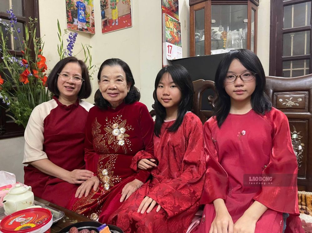 Parents and family are always a solid support for children when entering the age of love. Photo: Trang Pham