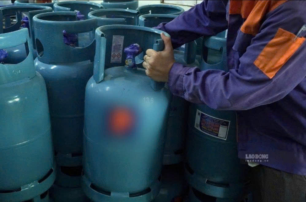 Retail gas prices today 4. 9 remain stable after the price update at the beginning of September. Photo: Nguyen Binh