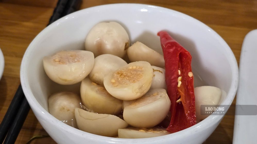Simple ways to make quick pickled eggplant to enhance the flavor of family meals. Photo: Tuan Dat