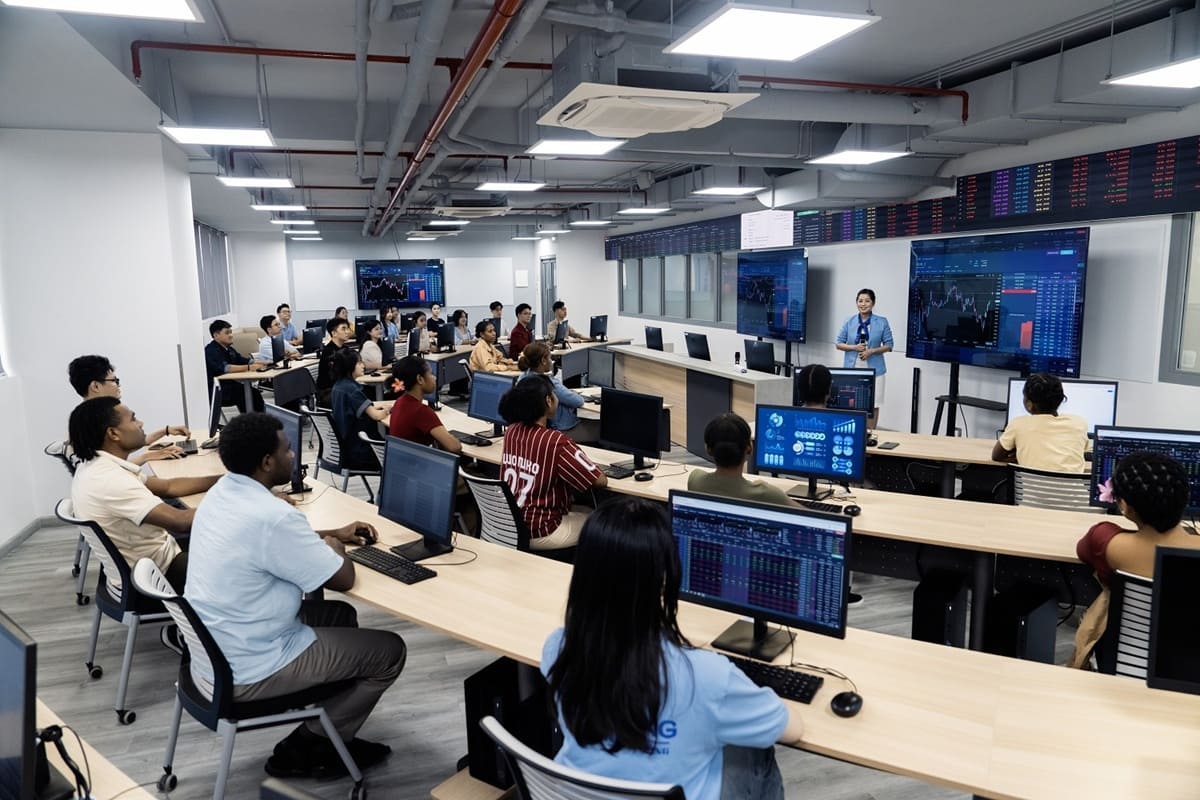 Sinh viên ngành Kế toán, Tài chính - Ngân hàng tại VLU được học tại HUB thực hành Ảnh: VLU