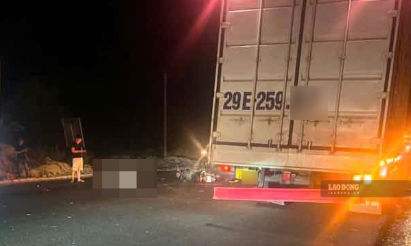 Scene of a man riding a motorbike colliding with a truck and dying on National Highway 28B. Photo: Pham Duy