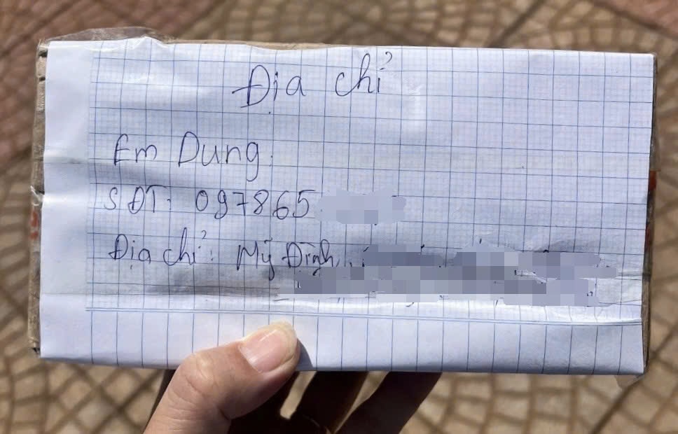 The phone was returned to its owner. Photo: Management Board of Special National Historical Relics. Both banks of Hien Luong - Ben Hai