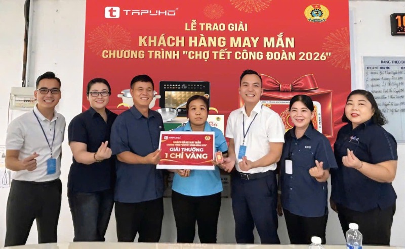 El Sr. Dang Ngoc Phuc - Director de TAPUHO Company (tercero desde la derecha) - entrega el símbolo de 1 chi de oro a la trabajadora Kieu Thi Thanh Xuan. Foto: CĐCS de Changsin Vietnam Company proporcionada.